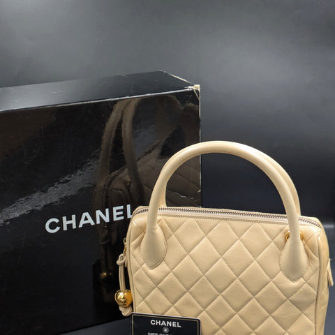 Sac Chanel vintage beige matelassé avec sa boîte d’origine et sa carte d’authenticité