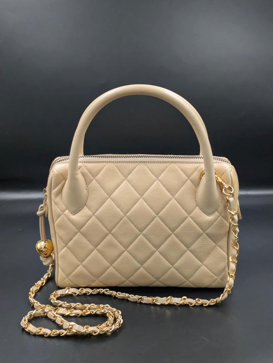Sac Chanel vintage beige matelassé, vue de face avec bandoulière chaîne dorée