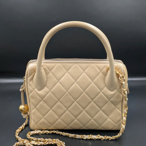 Sac Chanel vintage beige matelassé, vue de face avec bandoulière chaîne dorée