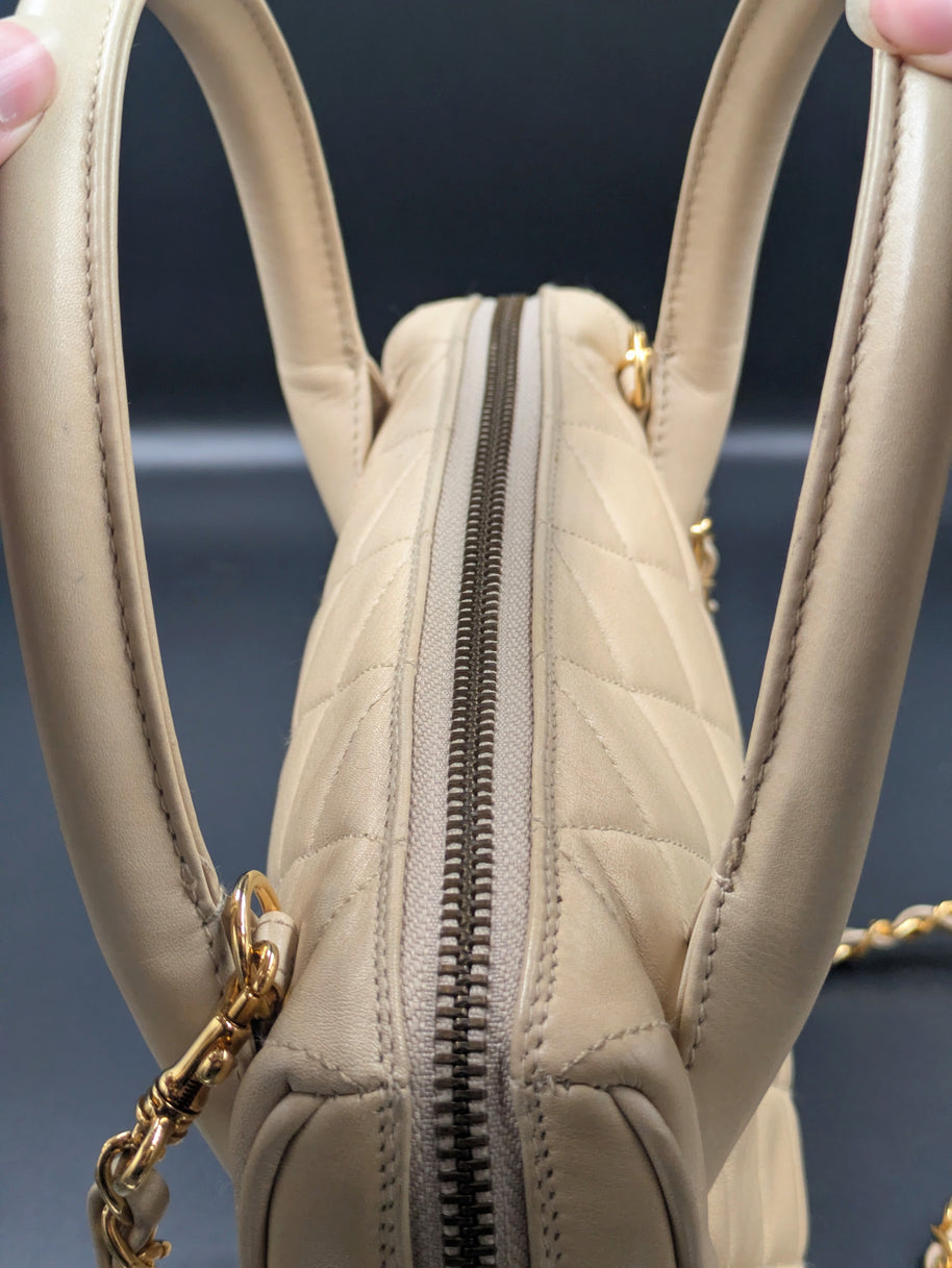 Zip et anses du sac Chanel vintage beige vus du dessus