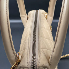 Zip et anses du sac Chanel vintage beige vus du dessus