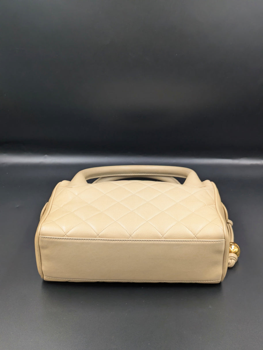 Sac Chanel vintage beige vu de côté, base et anses