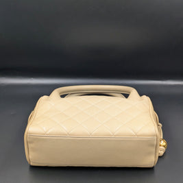 Sac Chanel vintage beige vu de côté, base et anses