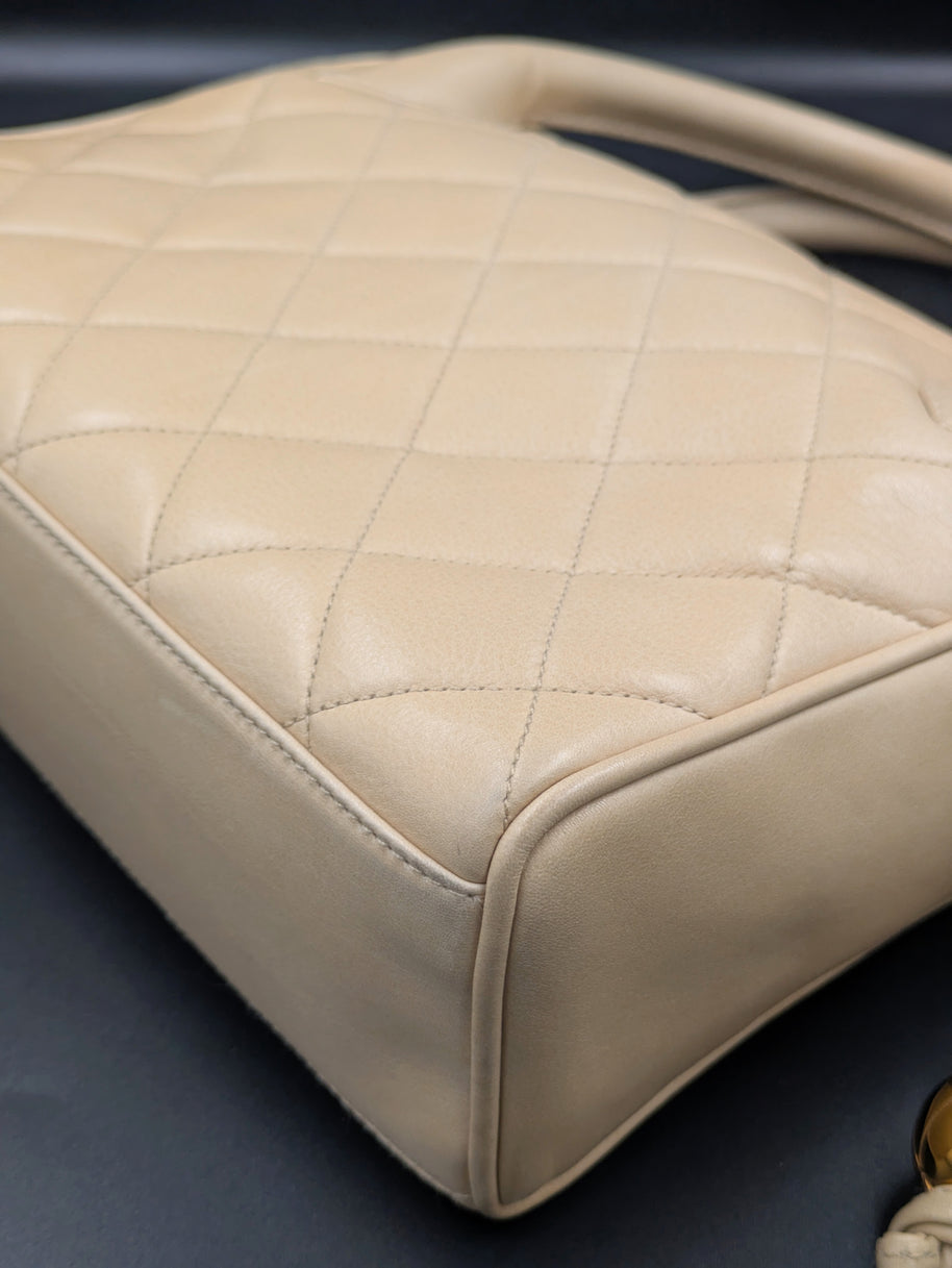 Coin inférieur du sac Chanel vintage beige, détail du cuir et du piqué