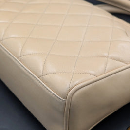 Coin inférieur du sac Chanel vintage beige, détail du cuir et du piqué