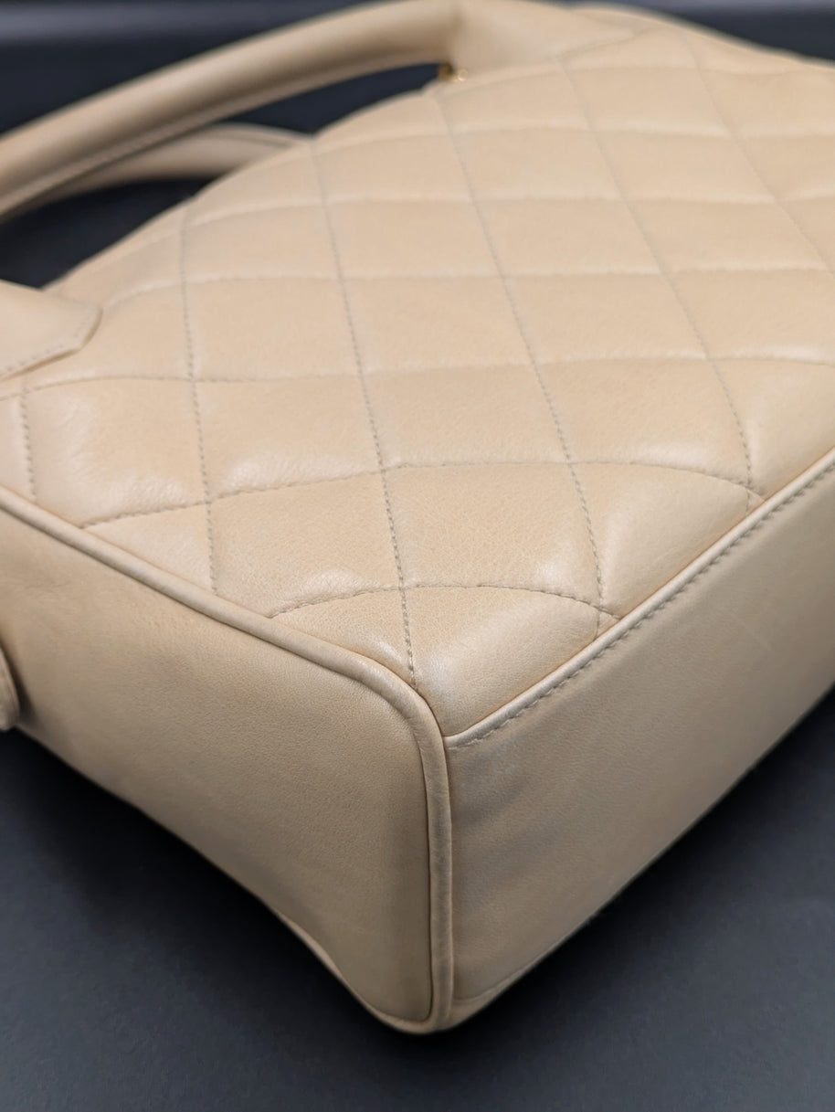 Autre coin inférieur du sac Chanel vintage beige, détail du cuir