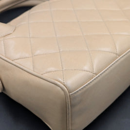 Autre coin inférieur du sac Chanel vintage beige, détail du cuir
