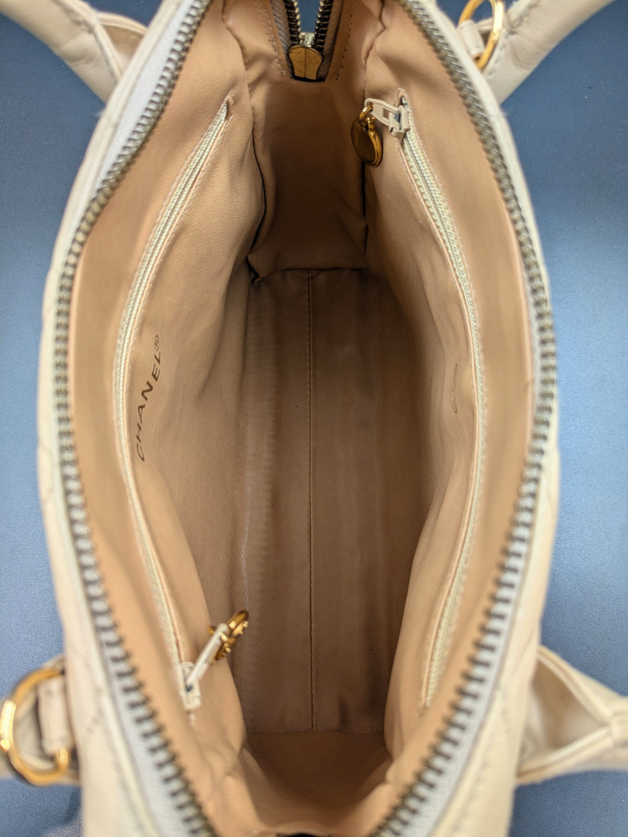 Intérieur du sac Chanel vintage beige, doublure cuir et poches zippées