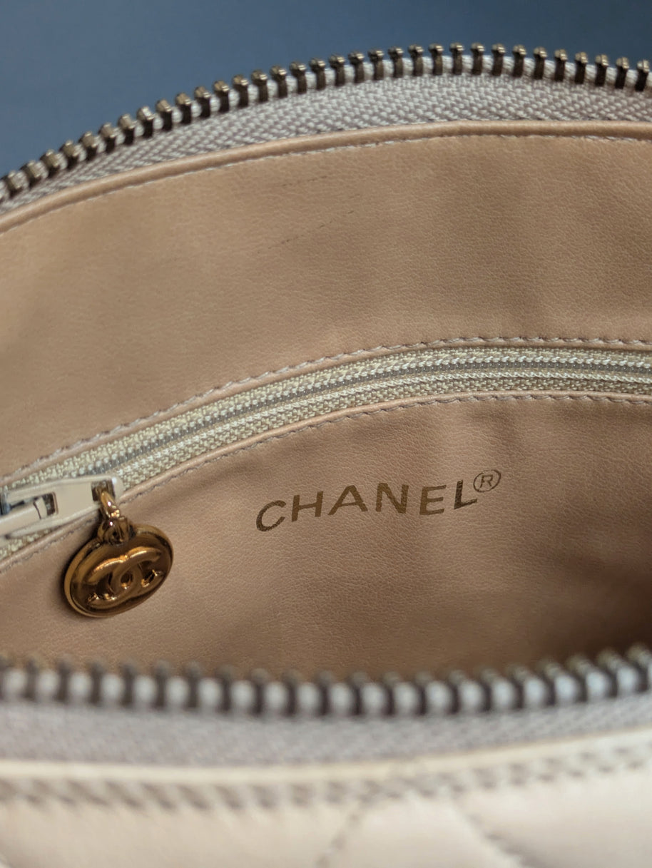Doublure cuir du sac Chanel avec estampille CHANEL et tirette zip CC dorée