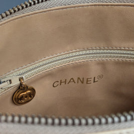 Doublure cuir du sac Chanel avec estampille CHANEL et tirette zip CC dorée