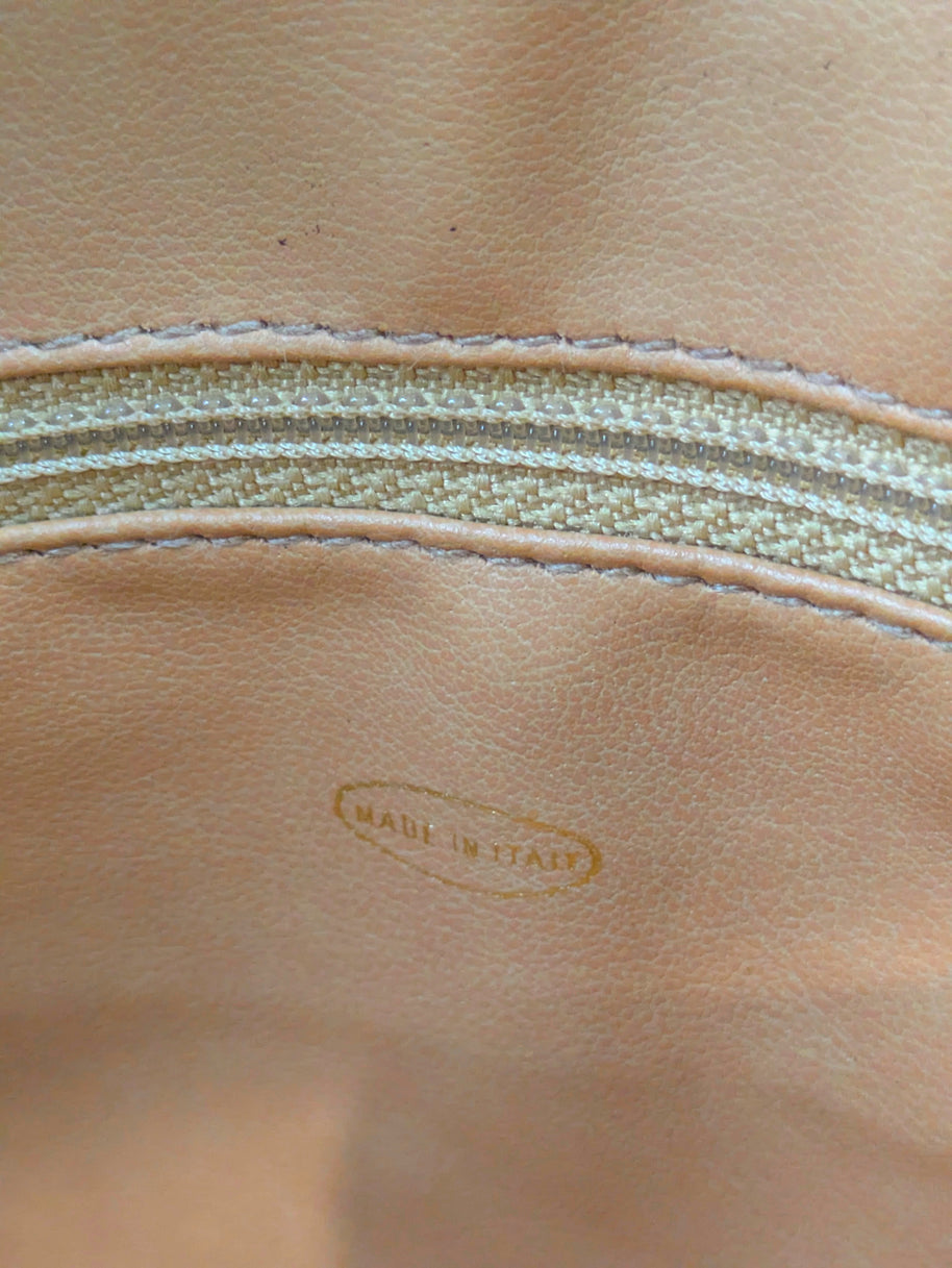 Zip et estampille Made in Italy à l’intérieur du sac Chanel vintage beige