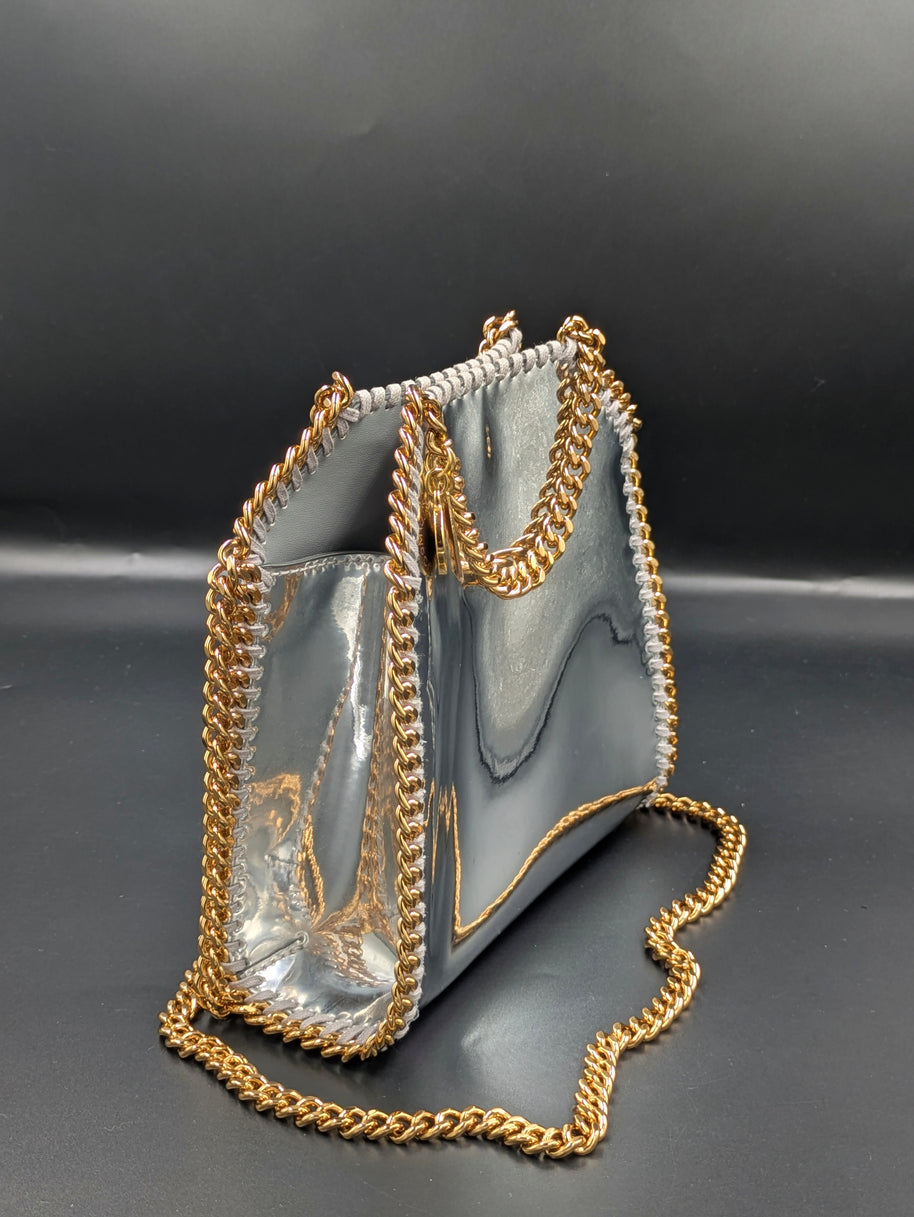 Sac Stella McCartney x Sorayama Falabella tiny argenté de profil, chaîne dorée