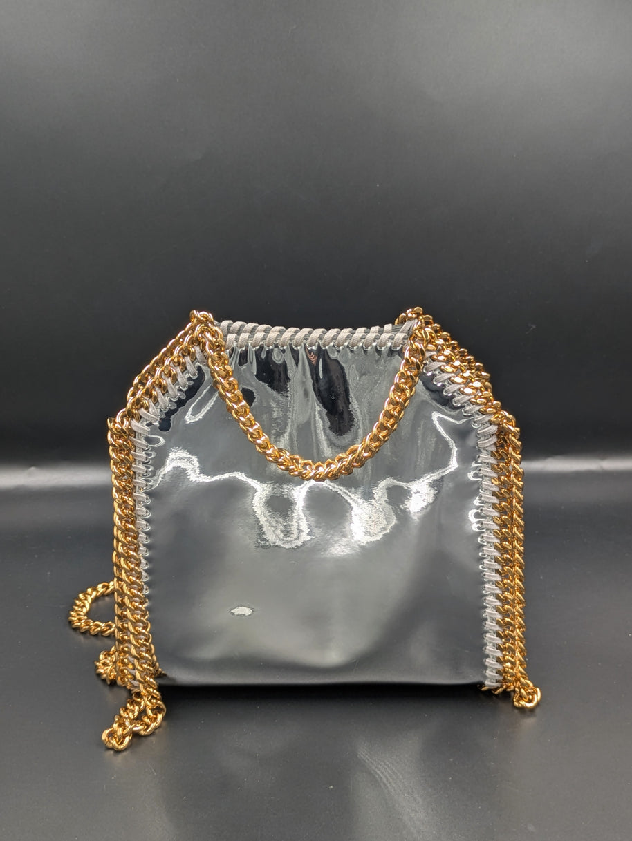 Gros plan sur la face avant du sac Stella McCartney x Sorayama argenté