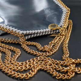 Sac Stella McCartney x Sorayama vu du dessus avec le médaillon doré