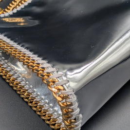 Coin inférieur du sac Stella McCartney x Sorayama argenté, détail de la finition