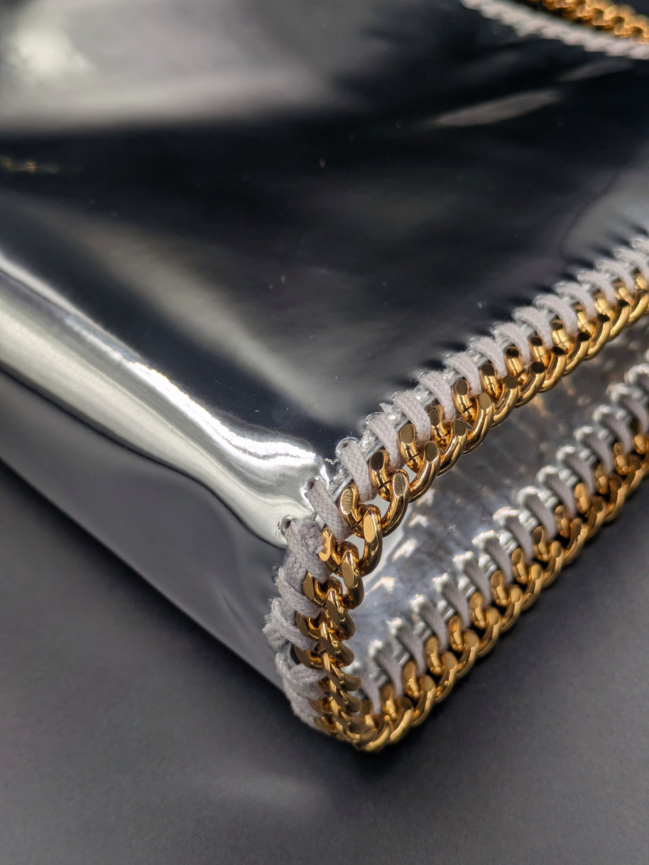 Autre coin inférieur du sac Stella McCartney x Sorayama argenté, détail de la finition