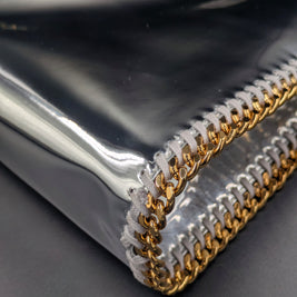 Autre coin inférieur du sac Stella McCartney x Sorayama argenté, détail de la finition