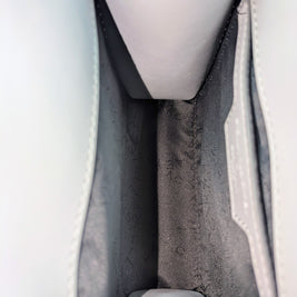 Doublure grise à motifs de l’intérieur du sac Stella McCartney x Sorayama