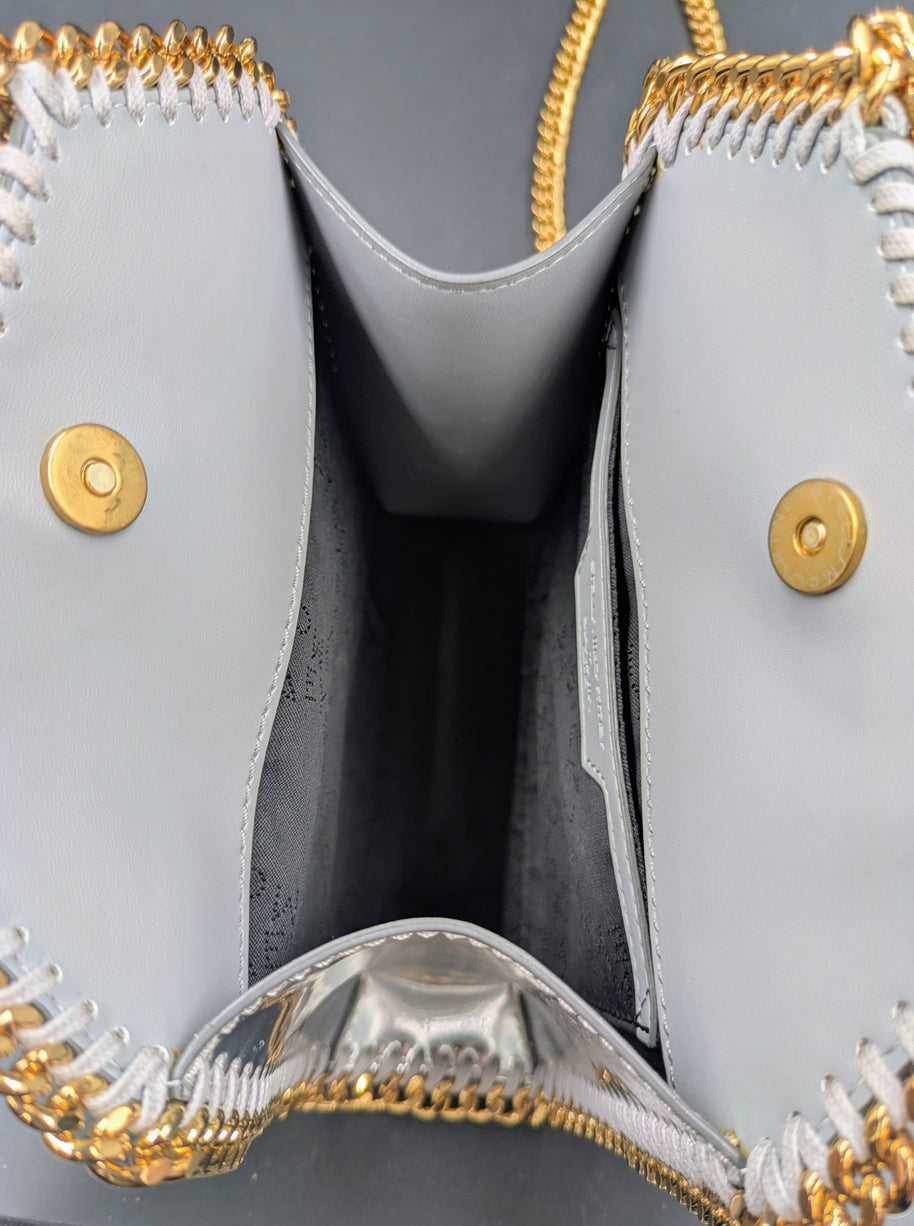 Intérieur du sac Stella McCartney x Sorayama avec ses deux fermetures aimantées