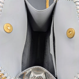 Intérieur du sac Stella McCartney x Sorayama avec ses deux fermetures aimantées