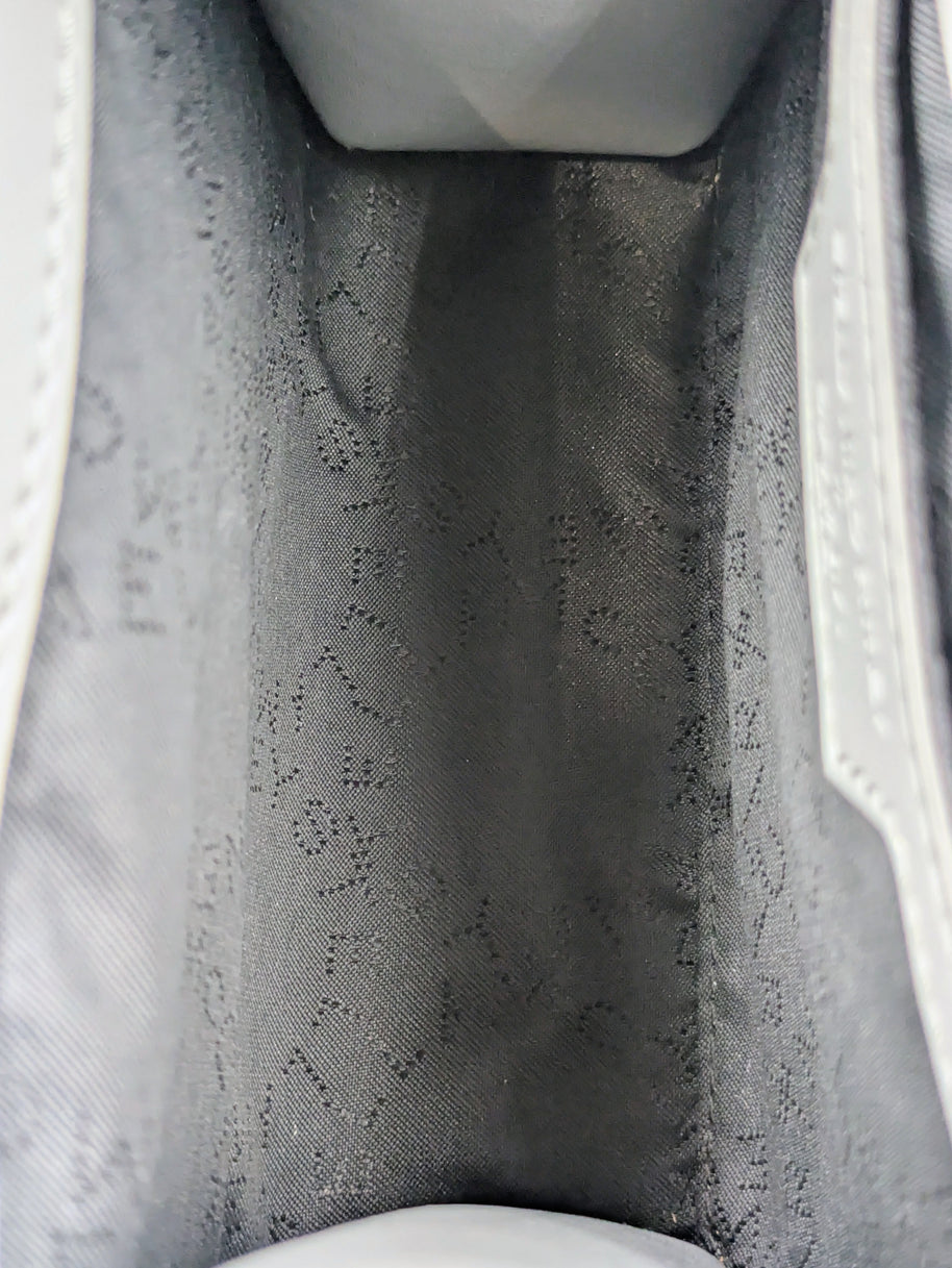 Détail de la doublure grise à motifs du sac Stella McCartney x Sorayama Falabella tiny