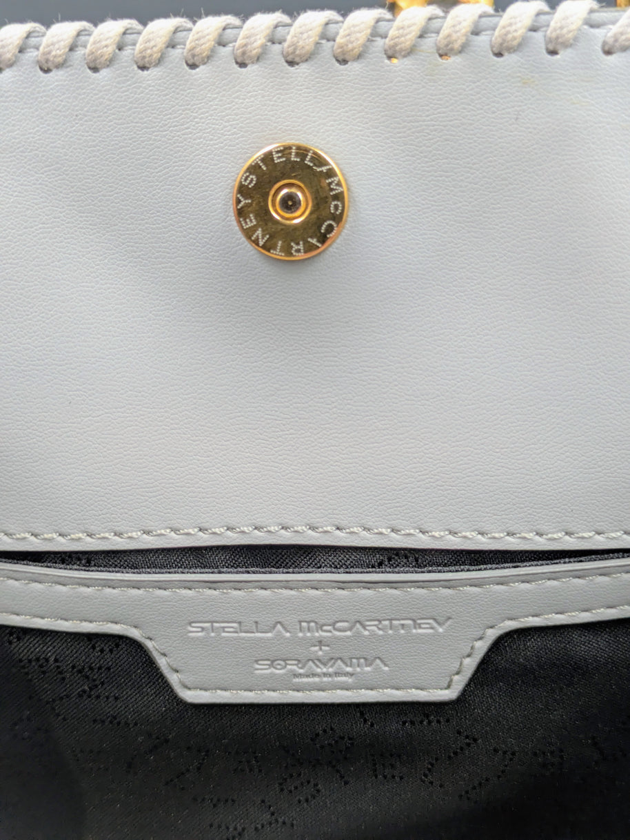 Fermeture aimantée et étiquette STELLA McCARTNEY + SORAYAMA sur la doublure du sac