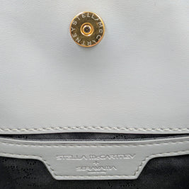 Fermeture aimantée et étiquette STELLA McCARTNEY + SORAYAMA sur la doublure du sac