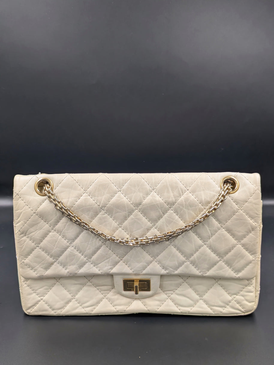 Sac Chanel 2.55 large écru, vue de face, fermoir Mademoiselle et double chaîne dorée