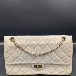 Sac Chanel 2.55 large écru, vue de face, fermoir Mademoiselle et double chaîne dorée