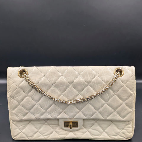 Sac Chanel 2.55 large écru, vue de face, fermoir Mademoiselle et double chaîne dorée