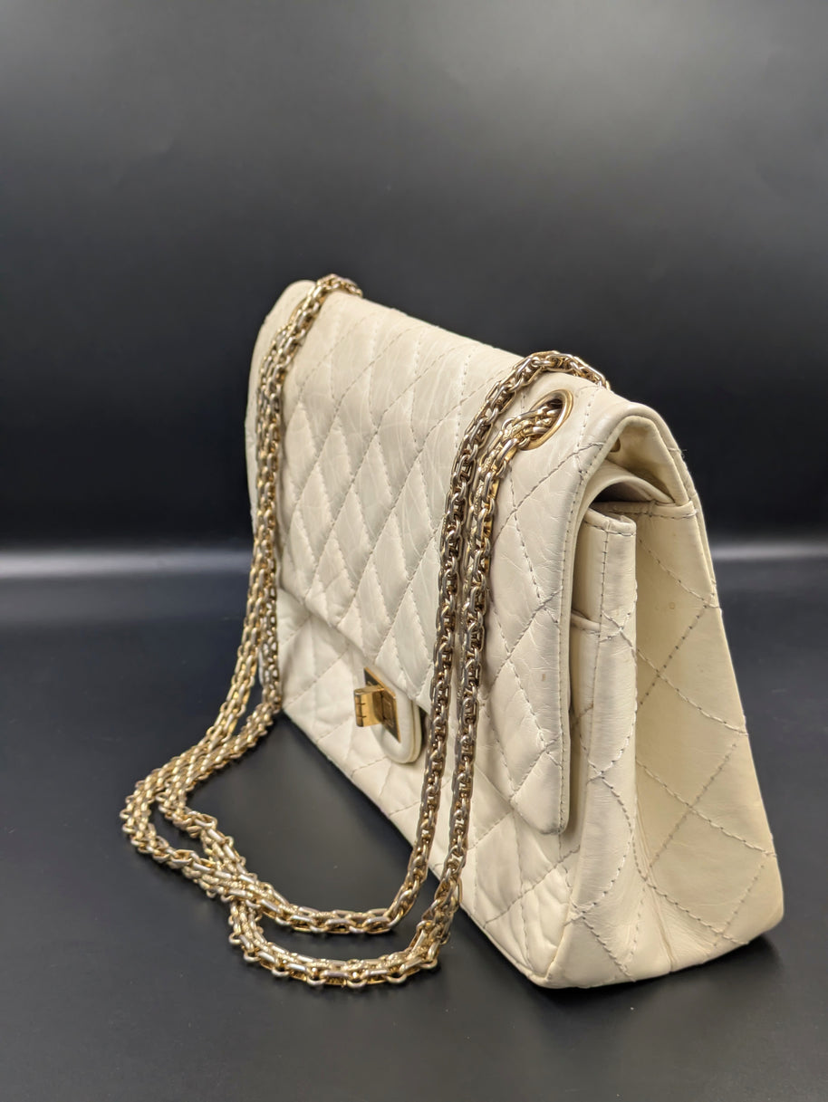 Sac Chanel 2.55 écru de profil, côté opposé avec la double chaîne
