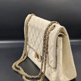 Sac Chanel 2.55 écru de profil, côté opposé avec la double chaîne