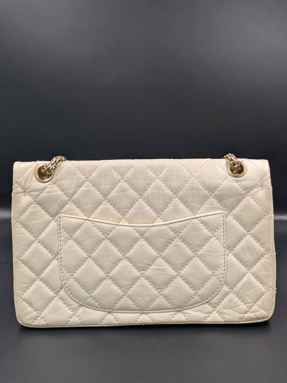 Dos du sac Chanel 2.55 écru avec sa poche plaquée et son matelassage