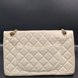 Dos du sac Chanel 2.55 écru avec sa poche plaquée et son matelassage