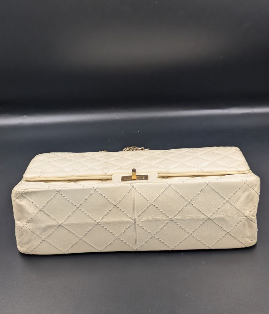Fond du sac Chanel 2.55 écru vu de dessous