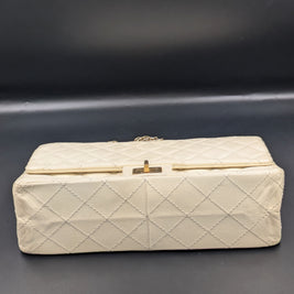 Fond du sac Chanel 2.55 écru vu de dessous