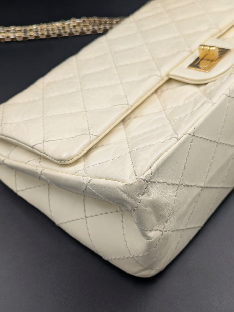 Coin inférieur du Chanel 2.55 écru, détail du cuir et des coutures