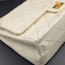 Coin inférieur du Chanel 2.55 écru, détail du cuir et des coutures