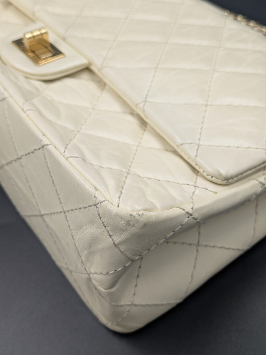 Autre coin inférieur du Chanel 2.55 écru, détail du cuir matelassé