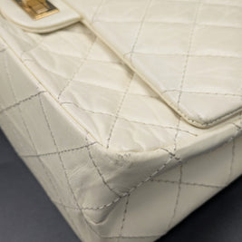 Autre coin inférieur du Chanel 2.55 écru, détail du cuir matelassé