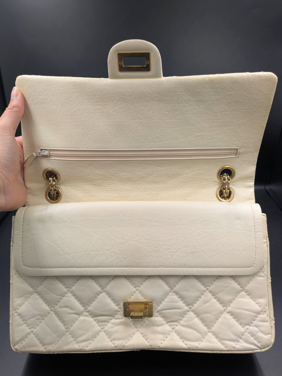 Chanel 2.55 écru rabat relevé, poche avant et fermoir Mademoiselle
