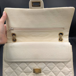 Chanel 2.55 écru rabat relevé, poche avant et fermoir Mademoiselle