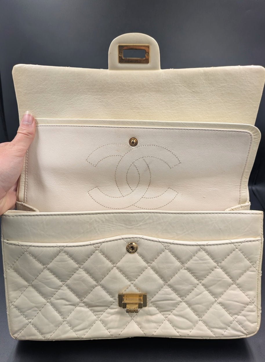 Intérieur du Chanel 2.55 écru, rabat ouvert avec logo CC piqué