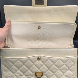 Intérieur du Chanel 2.55 écru, rabat ouvert avec logo CC piqué