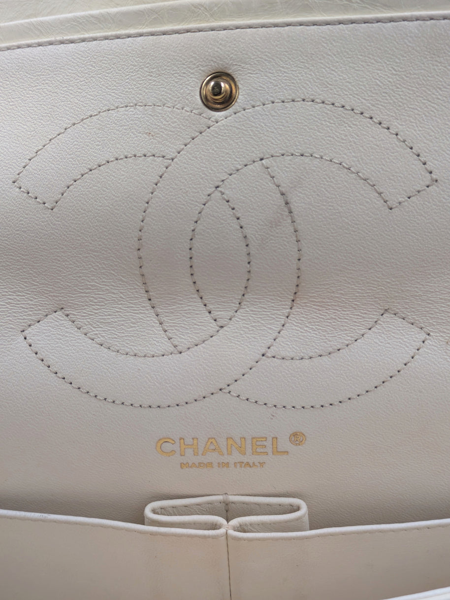 Doublure écru du rabat avec logo CC piqué et estampille CHANEL