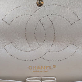 Doublure écru du rabat avec logo CC piqué et estampille CHANEL