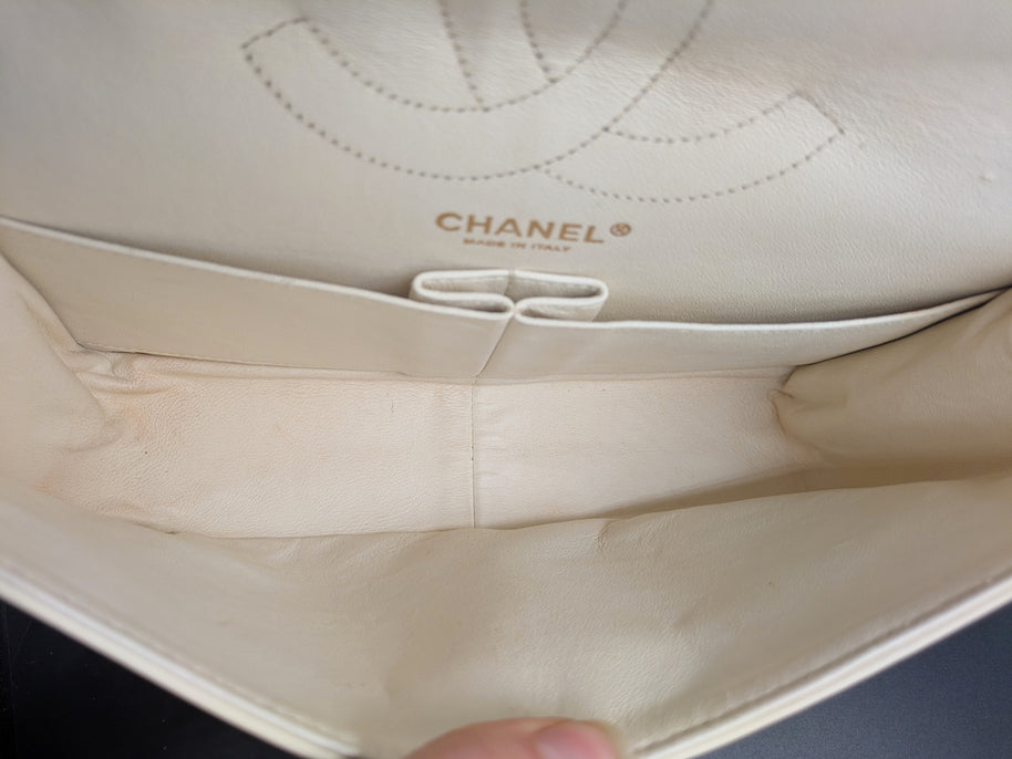 Compartiments intérieurs du Chanel 2.55 écru, doublure propre