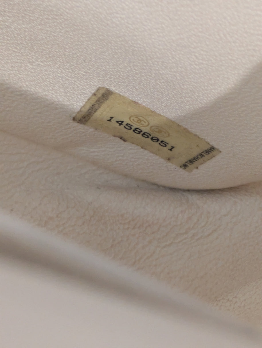 Étiquette du numéro de série à l’intérieur du Chanel 2.55 écru