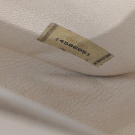 Étiquette du numéro de série à l’intérieur du Chanel 2.55 écru