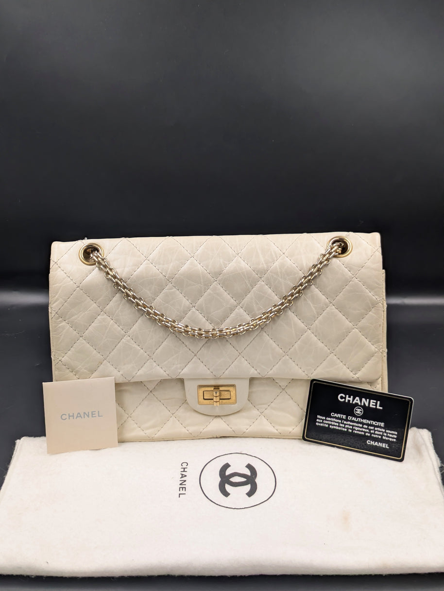 Sac Chanel 2.55 large écru, vue de face avec dust bag, carte d’authenticité et livret